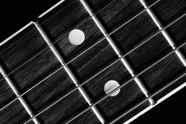 Tiro Close Fretboard Guitarra Acústica Isolado Fundo Preto — Fotografia de Stock
