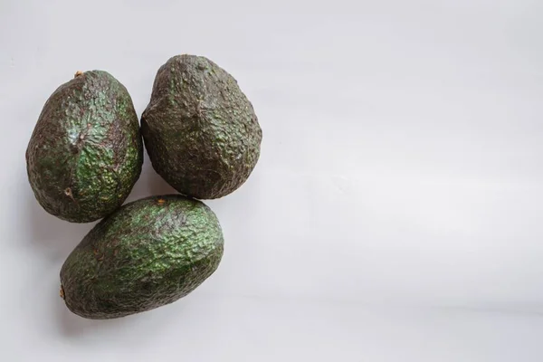 Colpo Angolo Alto Tre Avocado Maturi Sotto Luci Isolate Uno — Foto Stock