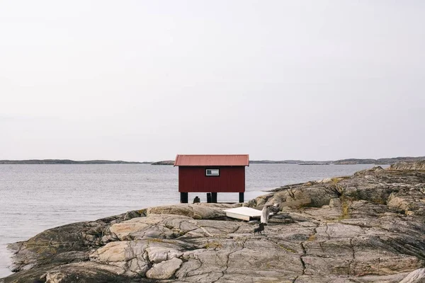 Piękna Sceneria Czerwonej Kabiny Nad Morzem — Zdjęcie stockowe