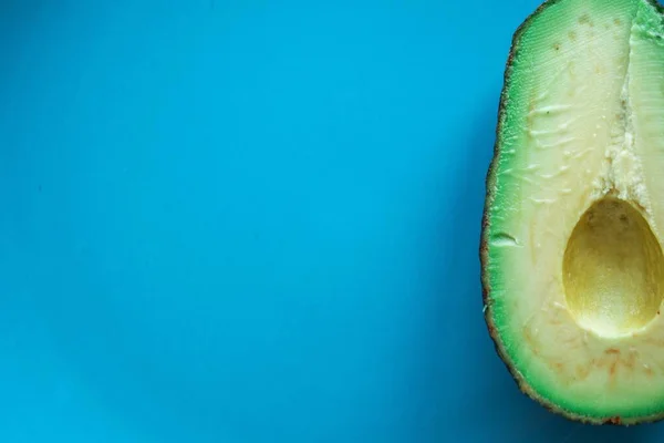 Een Hoge Hoek Opname Van Een Halve Avocado Onder Lichten — Stockfoto