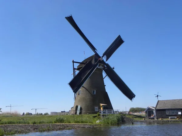 Ett Landskap Kvarn Blå Klar Himmel Bakgrund — Stockfoto