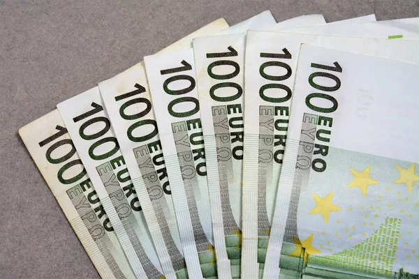 Närbild Med Hög Vinkel 100 Eurosedlar Utspridda Beige Yta — Stockfoto