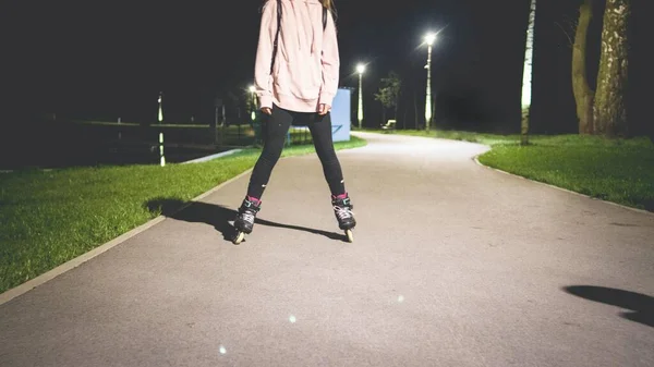 Uma Jovem Mulher Rollerblading Parque Noite — Fotografia de Stock