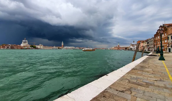 Beautiful Scenery Cityscape Lot Buildings Sea Boats Venice Storm Clouds — Stock Photo, Image