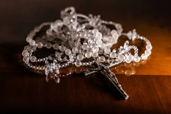 Kahverengi Masanın Üzerinde Kristaller Olan Gümüş Güzel Bir Haçın Yakın — Stok fotoğraf
