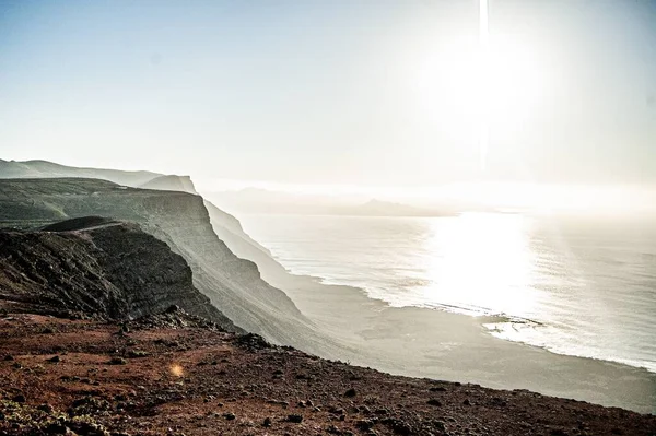 Знімок Чудового Краєвиду Острова Океану Сяючим Сонцем Лансароте Іспанія — стокове фото