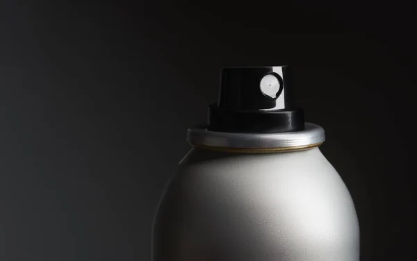 スプレー付きの金属ボトルのクローズアップショット — ストック写真