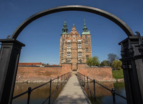 Een Adembenemende Opname Van Rosenborg Castle Onder Een Blauwe Lucht — Stockfoto