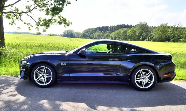 Kiel Deutschland Mai 2020 Schwarzer Ford Mustang Sportwagen Vor Einer — Stockfoto