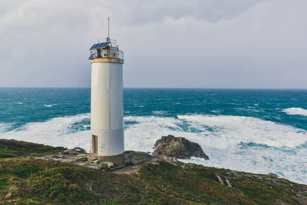 Beau Phare Dans Les Falaises Avec Magnifique Mer Orageuse Arrière — Photo