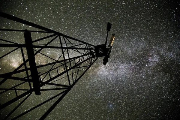 Nízký Záběr Vysílací Věže Pod Hvězdnou Oblohou Noci — Stock fotografie