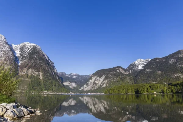 Lago Entre Montañas Que Reflejan Austria — Foto de Stock