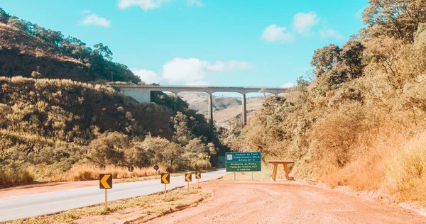 ブラジルの田舎の高速道路を渡る橋 — ストック写真