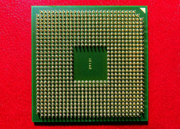 Eine Nahaufnahme Eines Auf Rotem Hintergrund Isolierten Computer Cpu Chips — Stockfoto