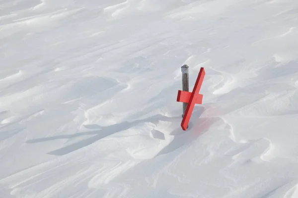 Disparo Gran Angular Una Cruz Roja Pendiente Nevada Bajo Luz — Foto de Stock