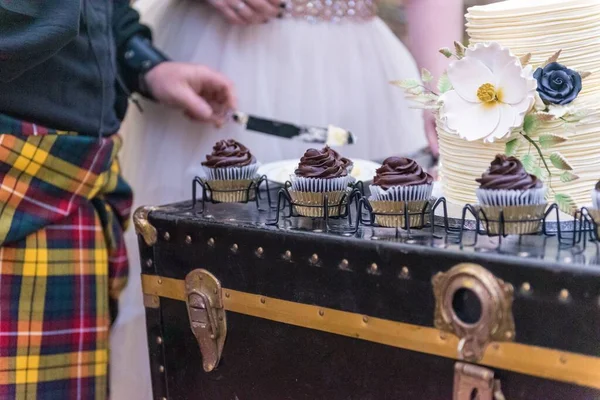 Жених Невеста Режут Свадебный Торт — стоковое фото