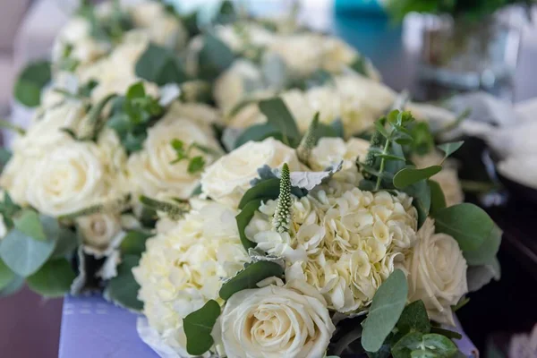 Egy Gyönyörű Virágos Dekoráció Fehér Szirmú Virágokkal Esküvői Teremben — Stock Fotó