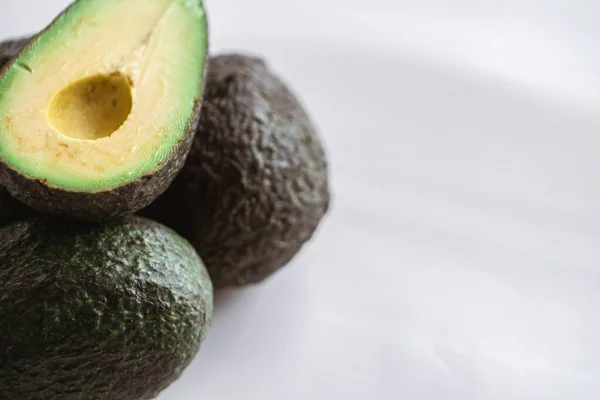 Disparo Cierre Avocados Bajo Las Luces Aislado Fondo Gris — Foto de Stock