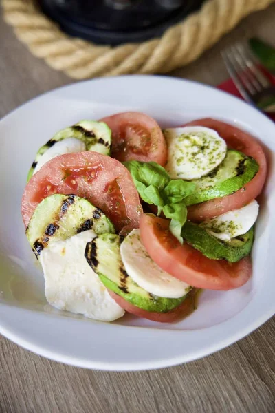 Beyaz Tabakta Caprese Salatasının Dikey Yakın Çekimi — Stok fotoğraf