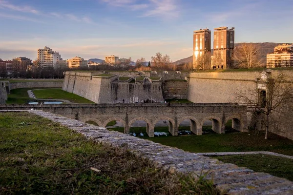 Πέτρινες Καμάρες Και Κτίρια Της Πόλης Pamplona Στην Ισπανία — Φωτογραφία Αρχείου