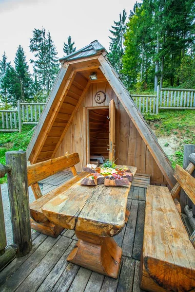 スロベニアのNova VasのHija Glamping Lake Blokeにある木造小屋 — ストック写真