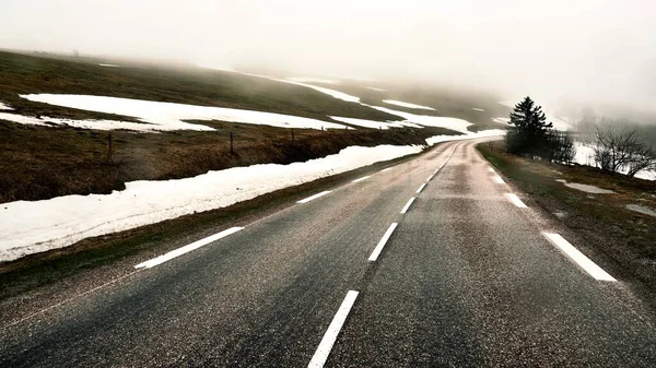 Una Strada Asfaltata Una Collina Coperta Neve Durante Inverno — Foto Stock