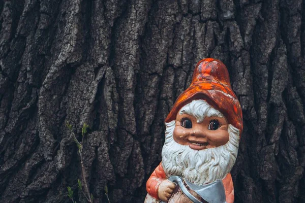 Tiro Close Pequeno Jardim Bonito Gnome Frente Uma Árvore — Fotografia de Stock