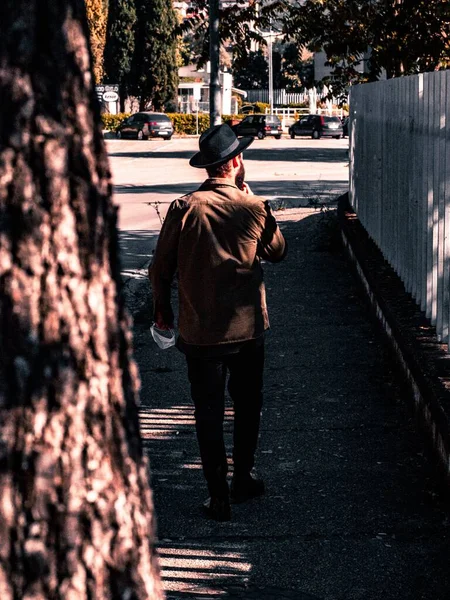 Disparo Vertical Hombre Con Sombrero Negro Una Camisa Marrón Paseando — Foto de Stock