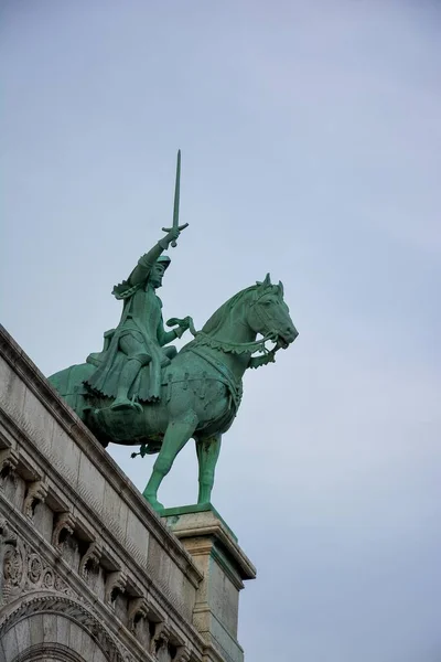 Uma Estátua Homem Montado Cavalo Edifício Sacre Coeur Paris França — Fotografia de Stock