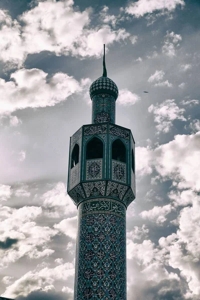 Vue Verticale Une Belle Tour Verte Une Mosquée Jour — Photo