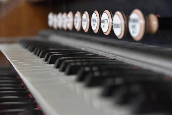 Nahaufnahme Der Beiden Orgelreihen Mit Unterschiedlichen Knöpfen Für Unterschiedliche Anwendungen — Stockfoto