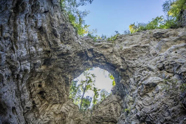 Μια Τρύπα Ένα Πέτρινο Τοίχο Στο Rakov Skocjan Στη Σλοβενία — Φωτογραφία Αρχείου