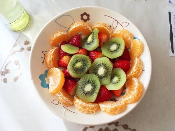 Bir Tabak Lezzetli Meyve Salatası Çilek Mandalina Tabağı — Stok fotoğraf