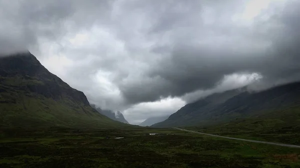 Les Nuages Moelleux Sur Les Montagnes Verdoyantes — Photo