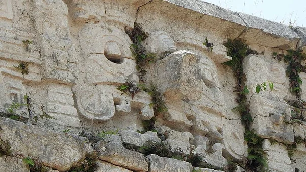 Chichen Itza Meksika Taş Duvarları Heykelleri Olan Harabeler — Stok fotoğraf