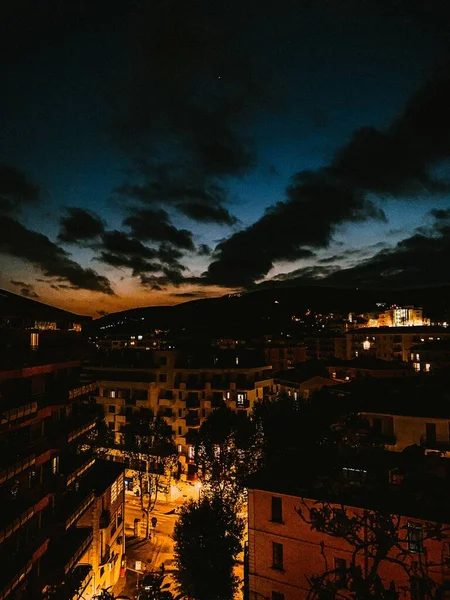 Disparo Vertical Barrio Que Brilla Por Noche Bajo Impresionante Vista — Foto de Stock