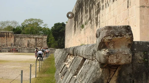 Las Ruinas Con Muros Piedra Tallada Estatuas Chichén Itzá México —  Fotos de Stock