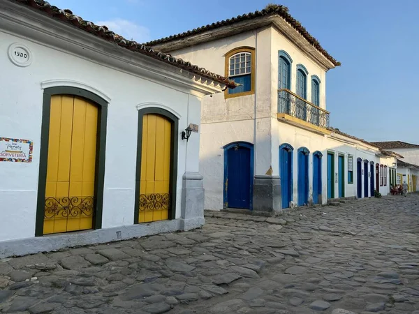 白天有黄色和蓝色门的建筑物 — 图库照片