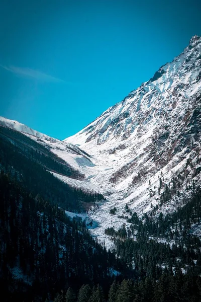 一个迷人的风景岩石山覆盖着雪在斯皮蒂山谷 — 图库照片