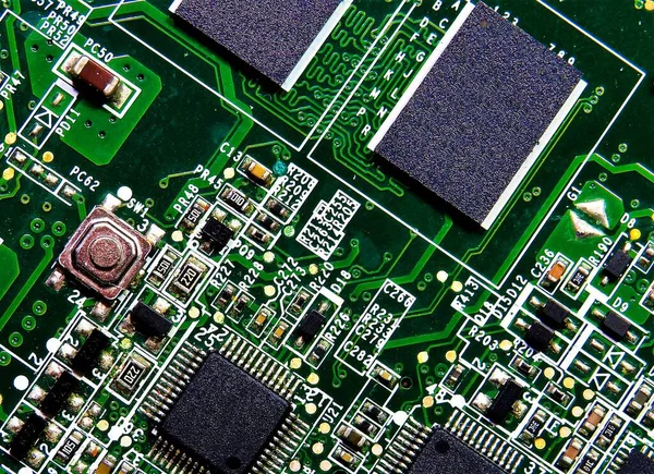 Una Macro Toma Una Placa Circuito Electrónico Con Microchips Resistencias —  Fotos de Stock