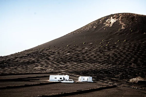 Egy Gyönyörű Kép Táj Egy Fehér Ház Közepén Lanzarote Spanyolország — Stock Fotó