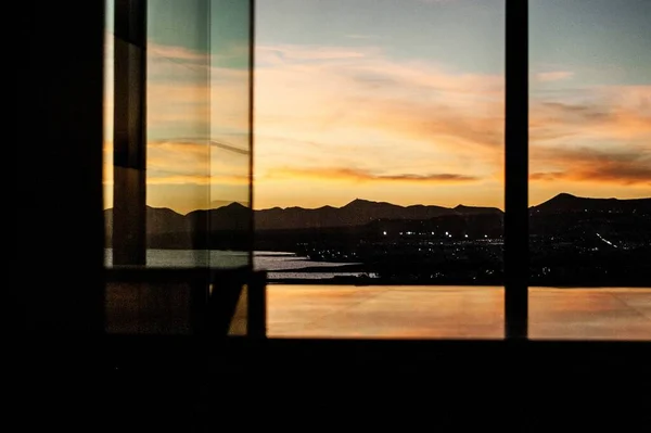 Zdjęcie Sylwetki Pięknego Widoku Lanzarote Hiszpania Zachodzie Słońca Okna — Zdjęcie stockowe