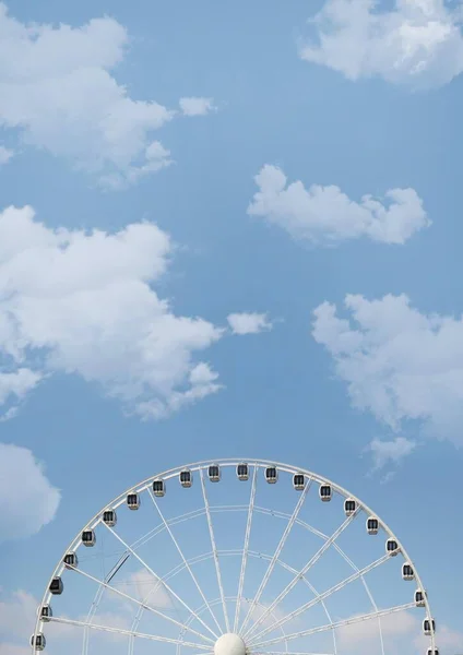 Low Angle Shot Ferris Wheel Cloudy Sky Background — Stock Photo, Image