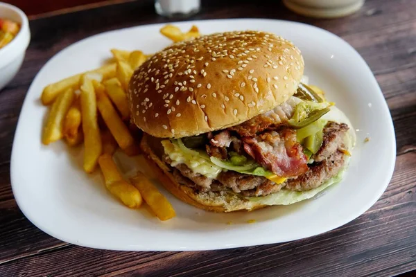 Gros Plan Hamburger Avec Des Frites Sur Une Table Bois — Photo