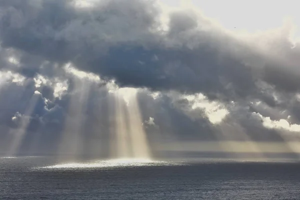 Disparo Bajo Ángulo Del Sol Que Brilla Por Las Nubes — Foto de Stock