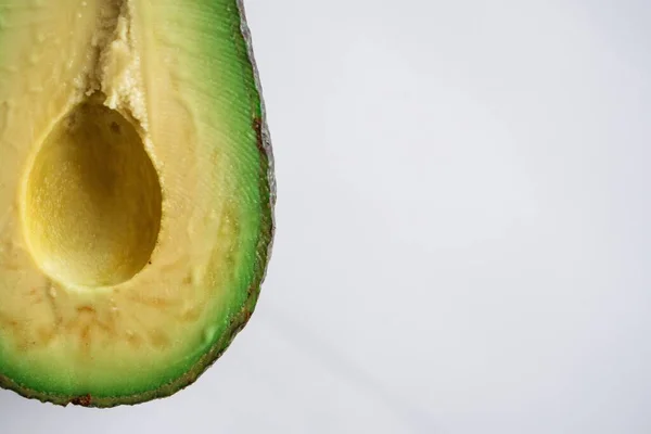 Een Close Van Helft Van Avocado Onder Lichten Geïsoleerd Een — Stockfoto