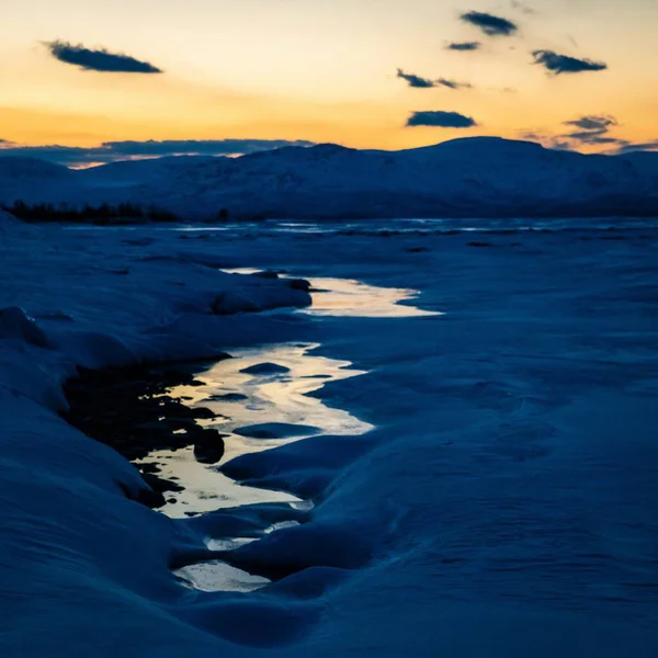 Красивая Картина Замерзшей Реки Окруженной Снегом Фоне Красивого Заката — стоковое фото