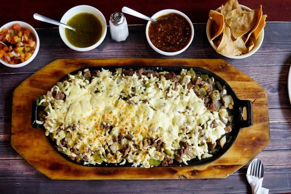 Rodaje Carne Con Queso Fundido Una Placa Negra — Foto de Stock