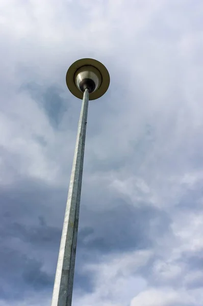 Disparo Vertical Una Lámpara Conectada Poste Metálico —  Fotos de Stock