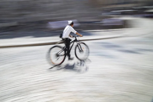 Eine Langzeitbelichtungsaufnahme Eines Mannes Auf Einem Fahrrad Jerusalem Israel — Stockfoto
